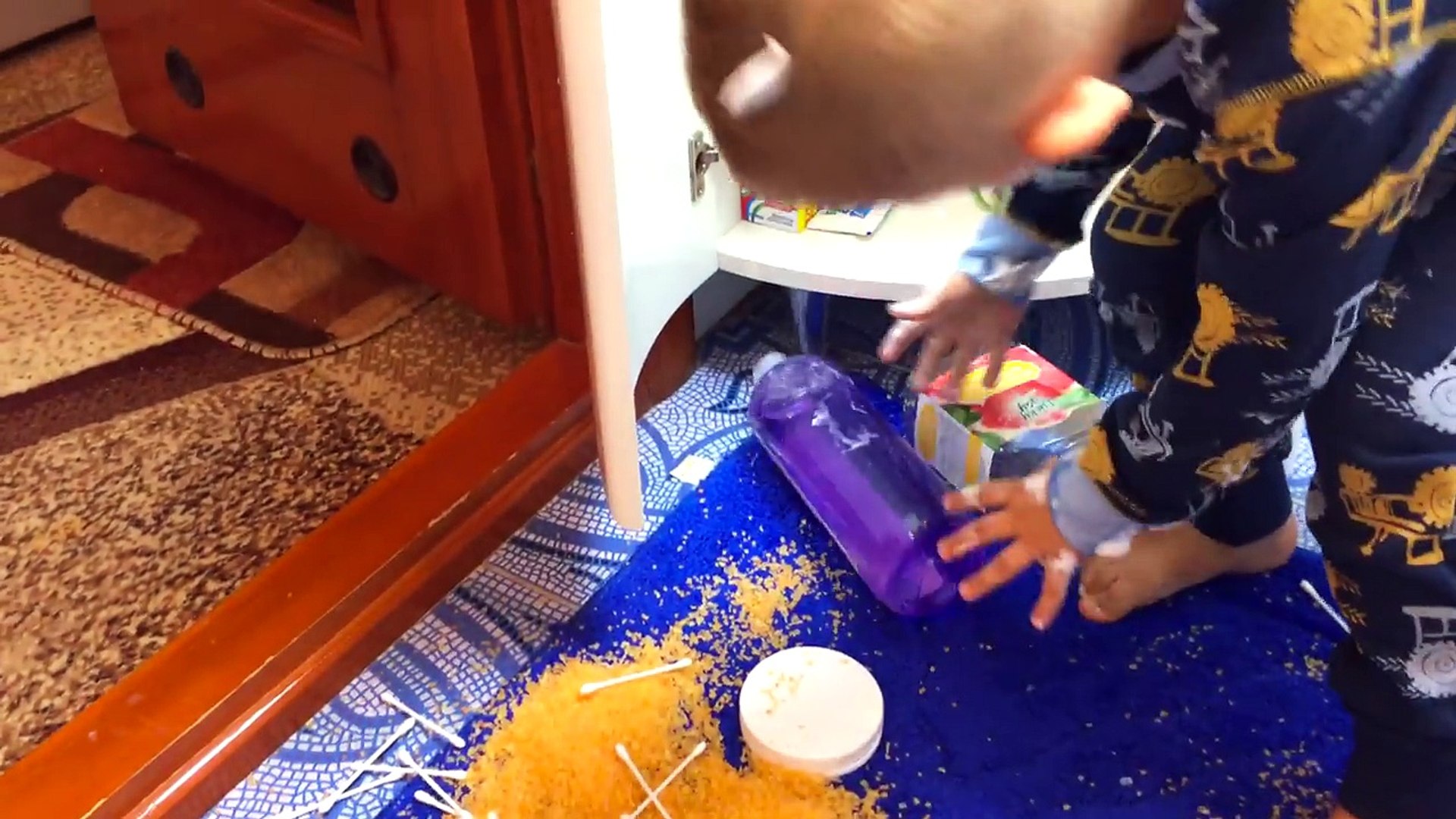 ⁣Детские ШАЛОСТИ. ПЕРЕВОРОТ в ВАННОЙ. Дети проказники. Bad Baby Children had fun Toy Freaks