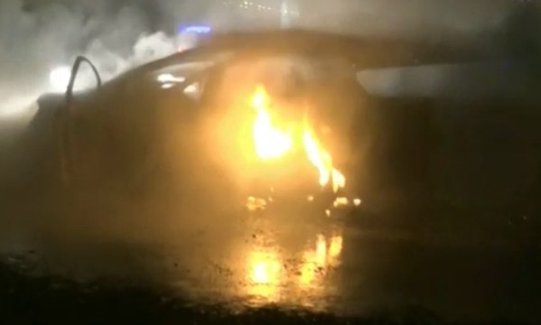 Sebuah Mobil Terbakar di Ruas Tol Wiyoto Wiyono