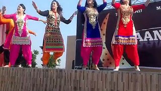 Punjabi Girls Group Dance in Road Fantastic