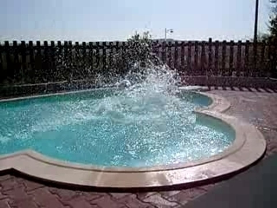 Salto dans la piscine