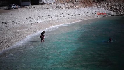 Antalya Kadınlar Denizde Bayrak Açarak Cumhuriyeti Kutladı