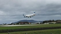 Stürmischer Landeversuch in Salzburg: Flugzeug startet durch [Video]