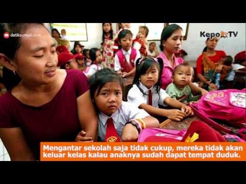 Heboh!! Kelakuan Absurd Emak-emak Rebutan Bangku Sekolah Anaknya