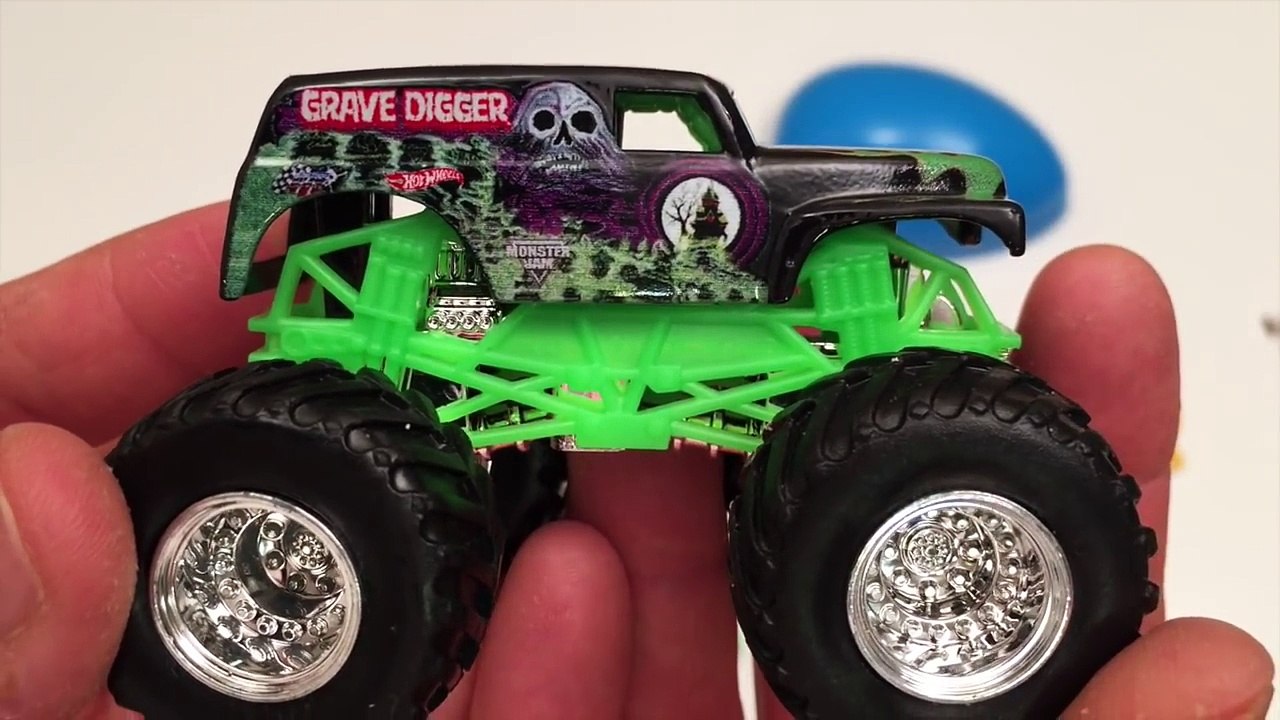 MONSTER JAM 5 Monster Truck 19 Minute Super Surprise Egg - Set 1 Grave Digger Max D