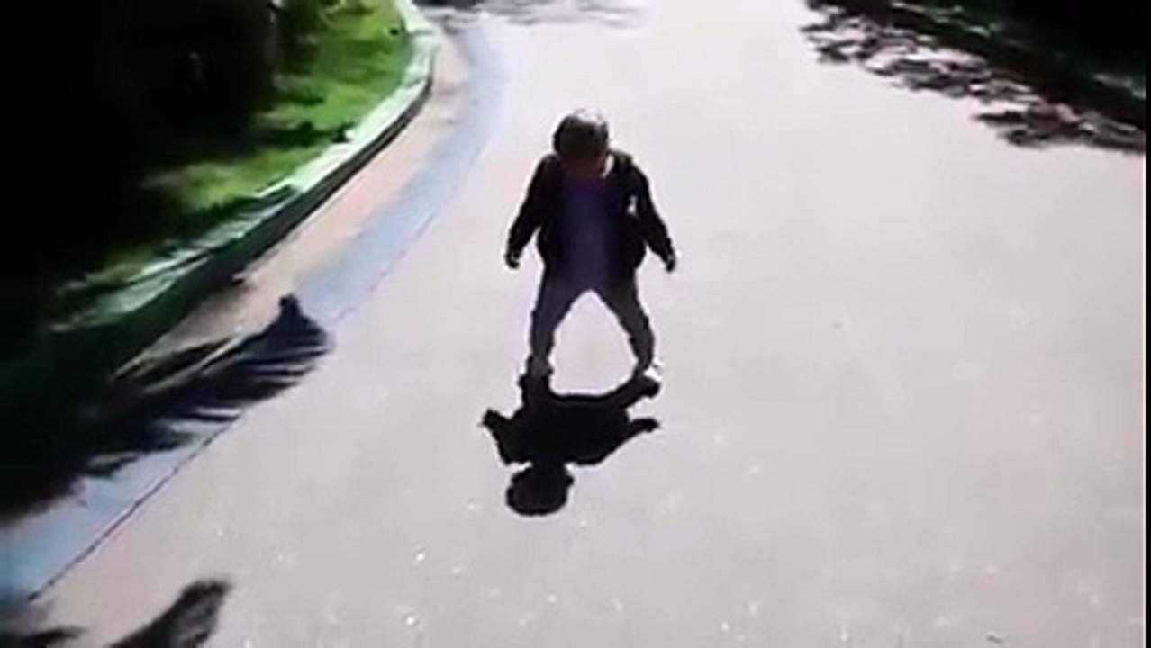 funny child shadow comedy funny video _ एक बहुत ही क्यूट प्यारा बच्चा जो अपने ही परछाही से डर रहा है