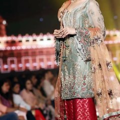 下载视频: Eid Special - Eid Fashion Trends - New Designer - Latest - Special Pakistani Style Dresses