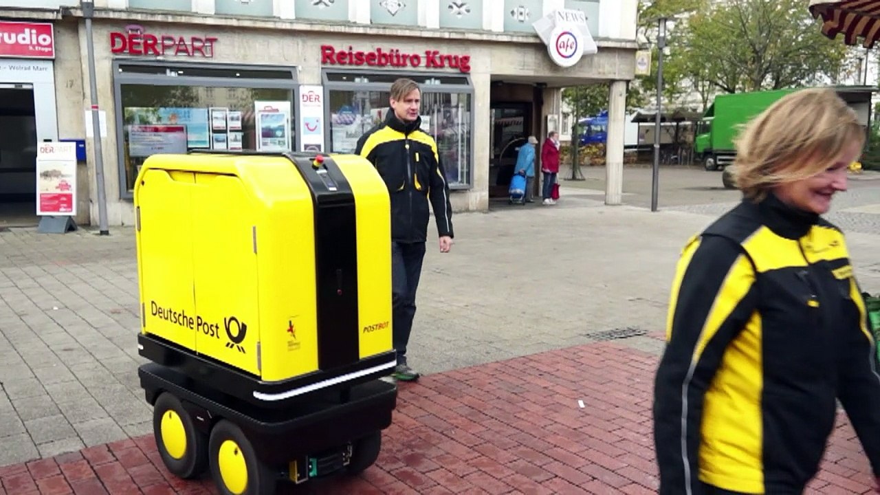 Kollege 'Postbot': Postbotin bekommt Hilfe von Roboter