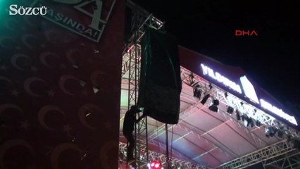 Demet Akalın konserinde demir panel koptu