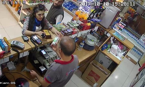 Biri Oyaladı, Diğeri Çaldı