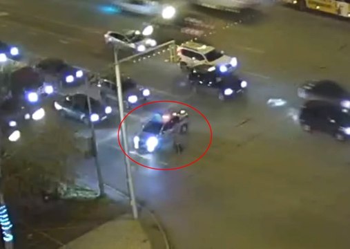 Yoğun Trafikteki Yaşlı Adamın İmdadına Polis Yetişti