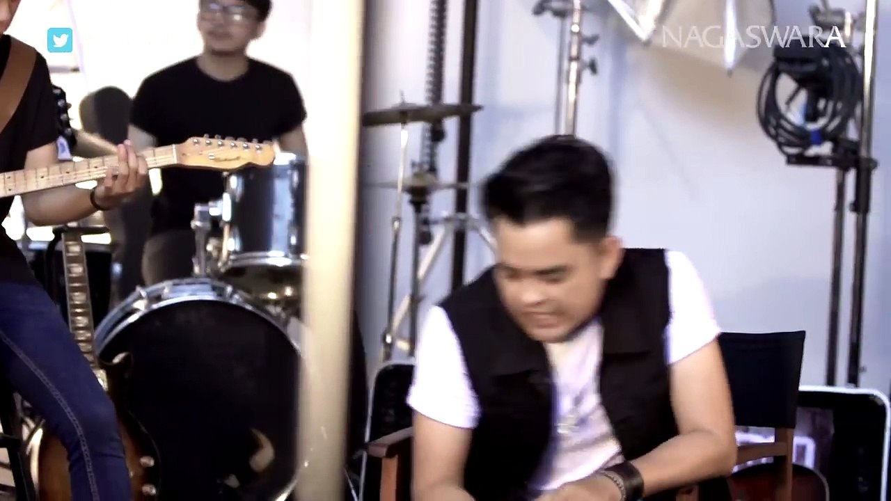 Annandra - Pergi Sana Pergi (Official Music Video NAGASWARA) #music