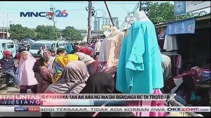 Pedagang Kaki Lima Tanah Abang Masih Berdagang di Trotoar