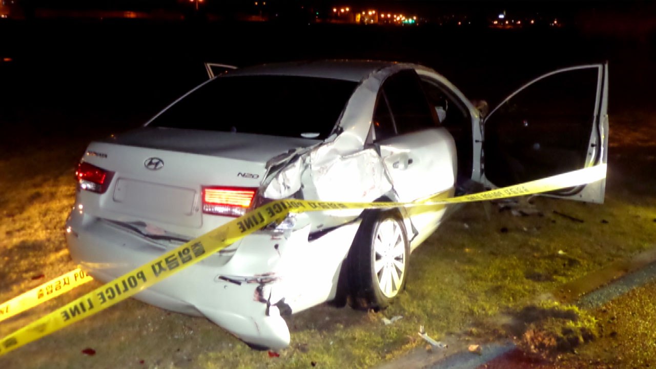 음주 운전하다 다리 뚫고 5m 아래 추락 / YTN