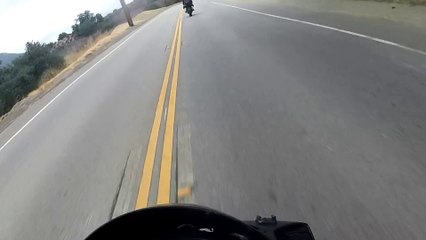 Ce motard perd le contrôle et tombe dans un ravin avec sa moto