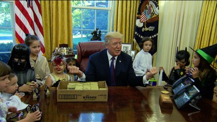 Donald Trump fête Halloween avec des enfants de journalistes