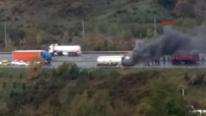 Düzce - Tem'de Bitkisel Yağ Yüklü Tankerin Çekicisi Yandı