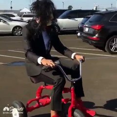 Halloween - Quand Stephen Curry arrive au match déguisé