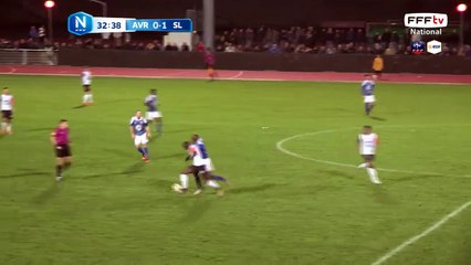 La frappe passe complètement à côté.