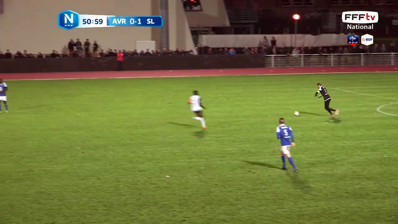 Très bonne sortie du pieds du gardien de Laval.