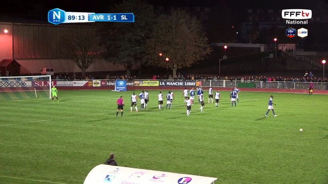 But de Lousinga. Rester au avant poste le Lousinga reçoit un centre et pousse la balle dans les filets. 2-1 pour Avranches.