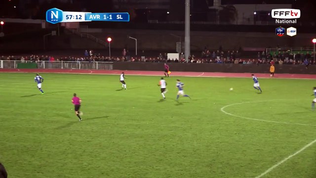 Oh la grosse frappe est repoussée par le gardien.