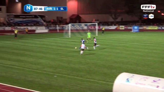 Oh la grosse occasion pour Avranches ?!! La double frappe est contrée par la défense de Laval.