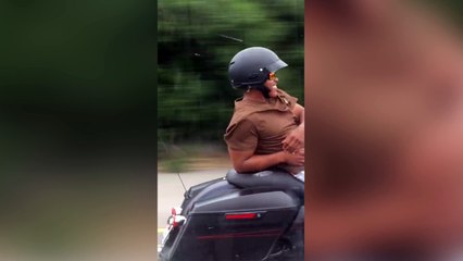 Un homme conduit sa moto d'une drôle de façon !