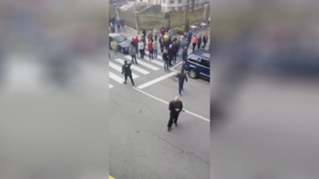 Un agente herido en el atraco a una sucursal de Cangas, donde hay dos rehenes