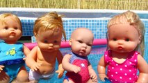 Hinchables en la piscina de verano con la bebé Lucía y sus amigos bebés Nenucos en Mundo Juguetes