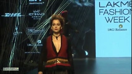 167.Sexy Kangana Ranaut takes a selfie on the ramp