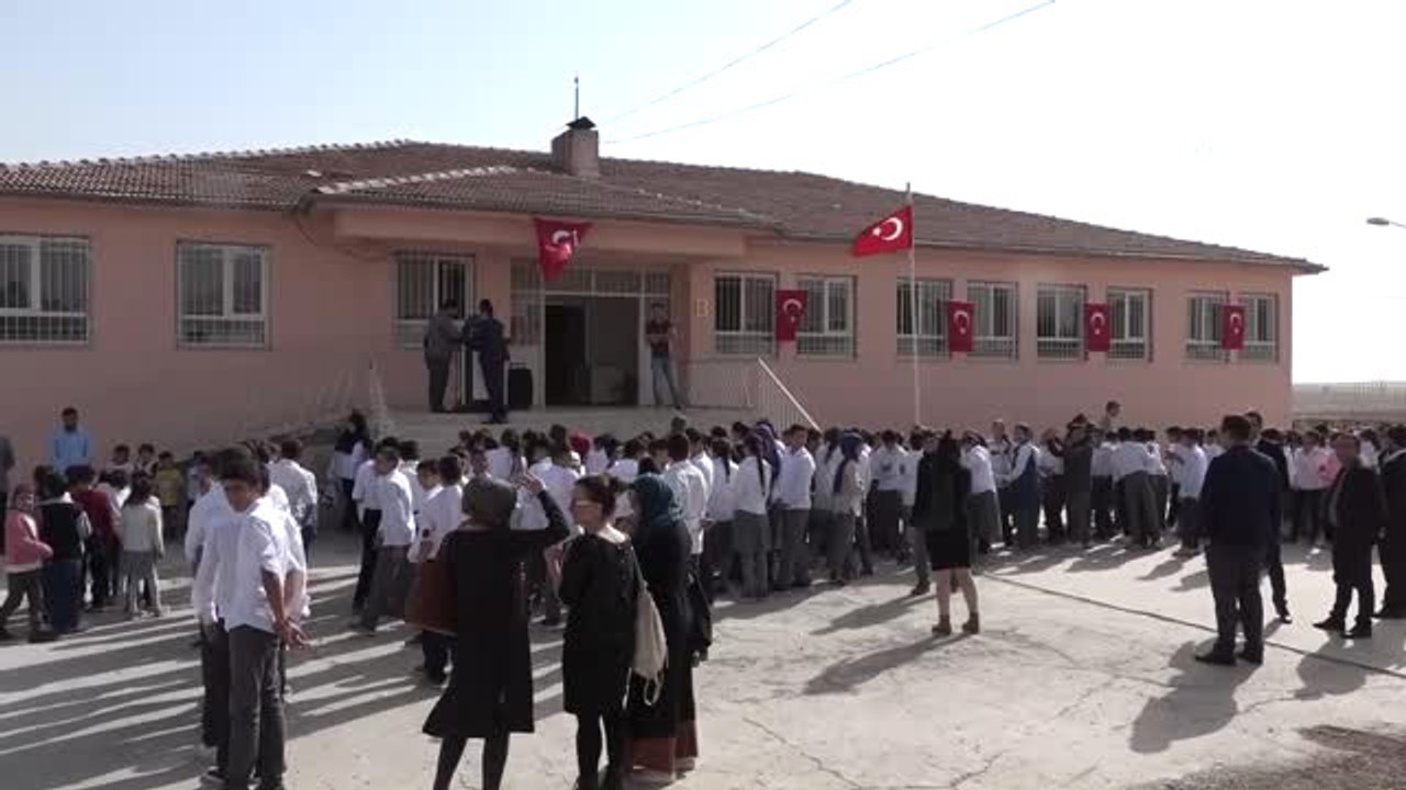 Kızılay, Modacı Hakan Akkaya'nın Desteğiyle İhtiyaç Sahibi Öğrencilere Yardım Yaptı