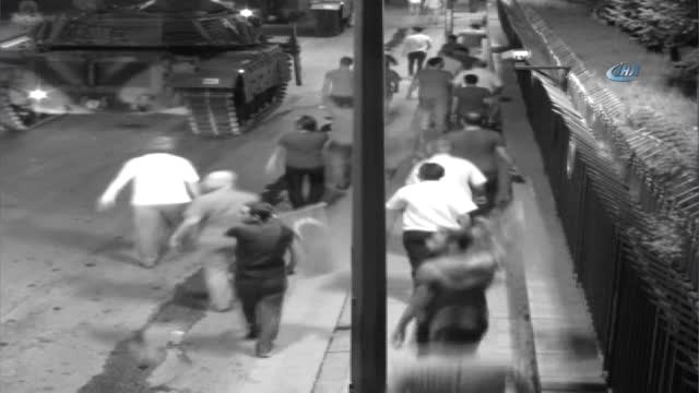 15 Temmuz'un Yeni Görüntüleri... Halk Darbecilerin Tankını Üzerine Örtü Örterek Durdurmaya Çalışmış