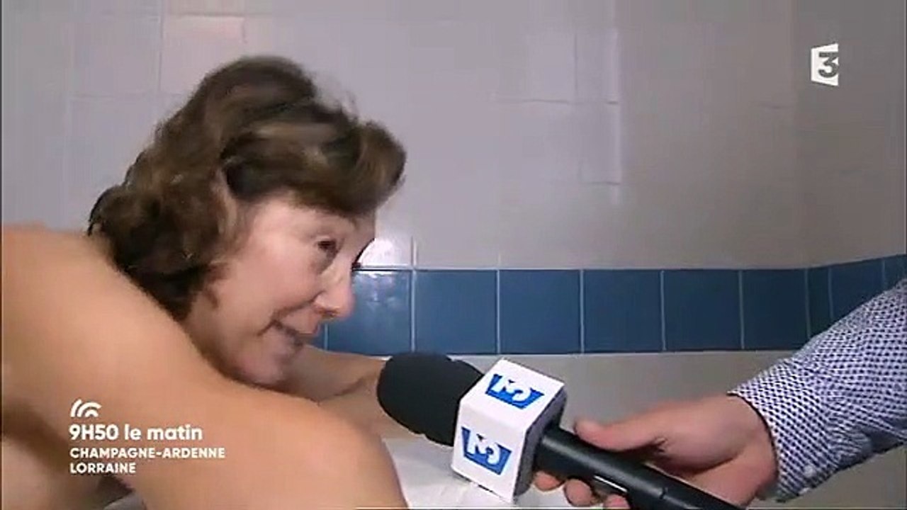 Une femme prend du bon temps devant la caméra sur France 3