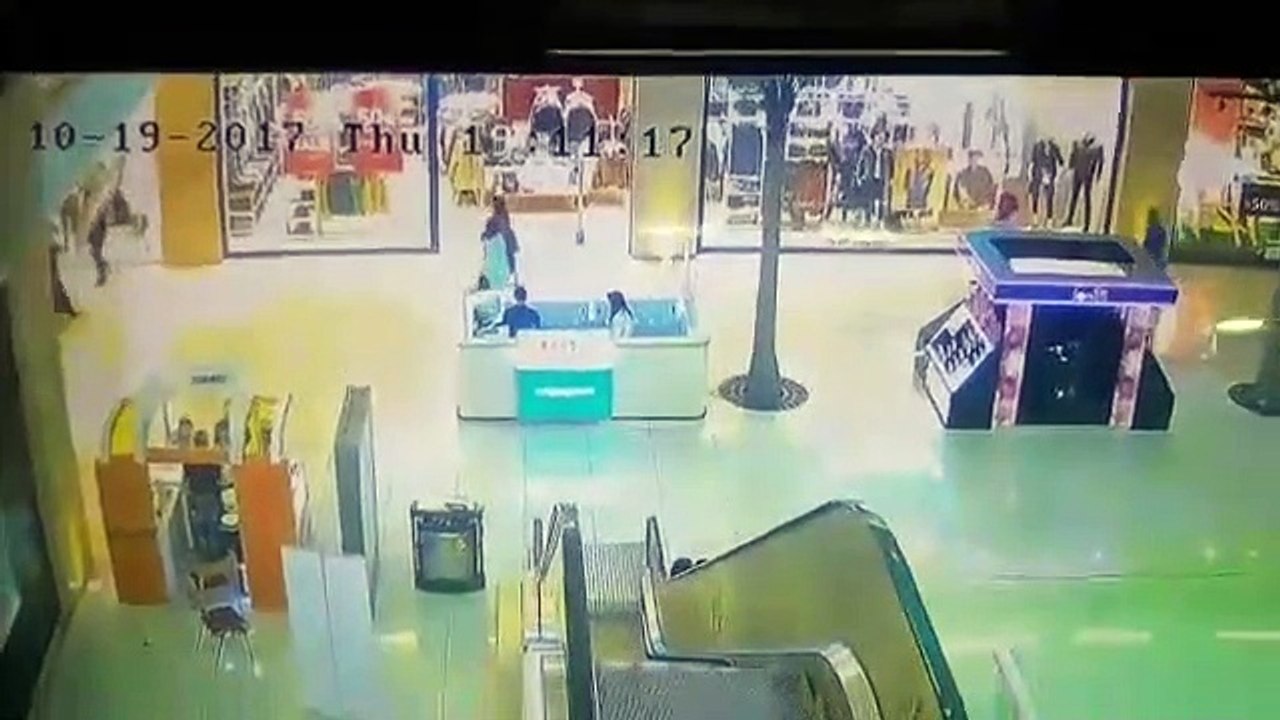 Une fillette se fait emporter par une rampe d’escalator