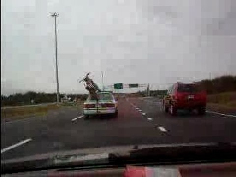 Moto-toit-voiture-accident-regis