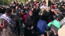 عائلات تحتفل بتحرير أبنائها في مدينة القريتين السورية