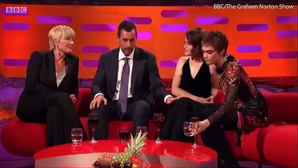 Adam Sandler critiqué pour avoir touché le genou de Claire Foy