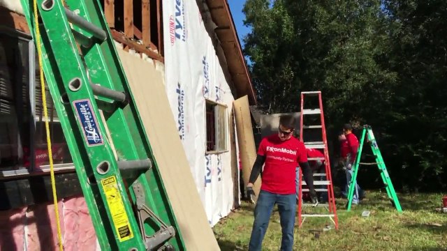 'Fixer Upper' Couple Helps Elderly Woman Repair Home After Hurricane Harvey