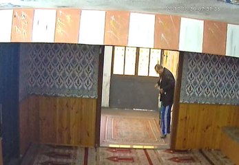 Sakızla Caminin Kumbarasından Hırsızlık