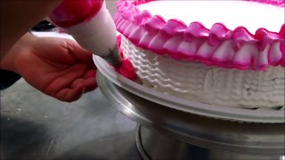 Decorando bolo com as flores de chantilly congeladas
