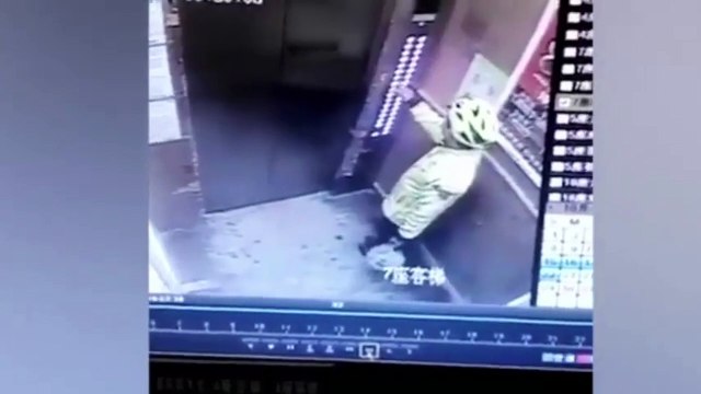 Un livreur de repas à vélo est filmé en train de manger et cracher dans la commande qu'il apporte !