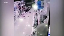 Un taureau fonce sur une femme enceinte dans les rayons d'un supermarché
