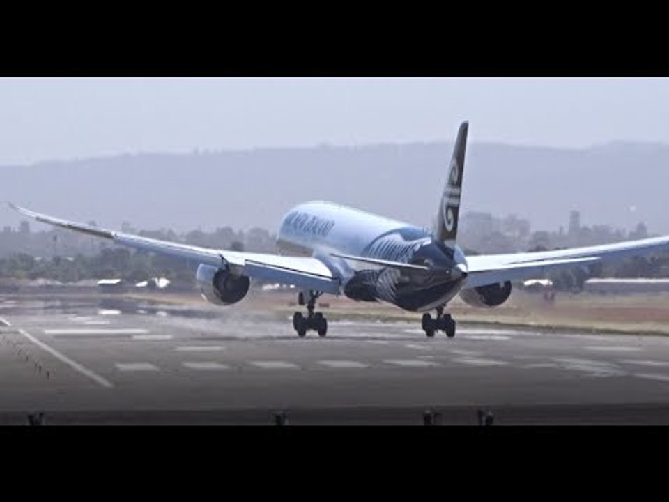 Air New Zealand Dreamliner Buffeted by Strong Crosswinds During Adelaide Landing