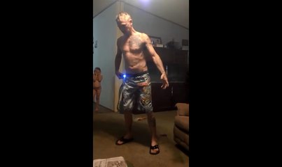 Ce papa tente de faire rire ces enfant en jouant avec un taser.