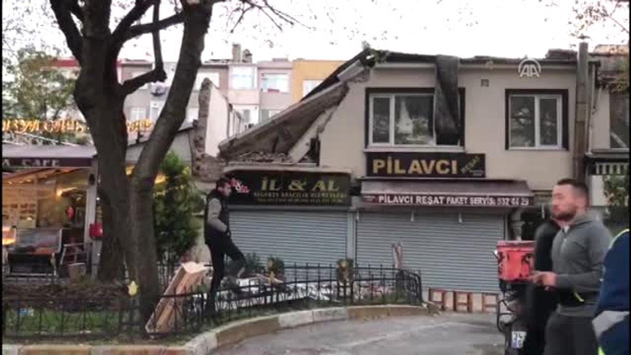Fatih'te Metruk Binanın Çatısı Çöktü