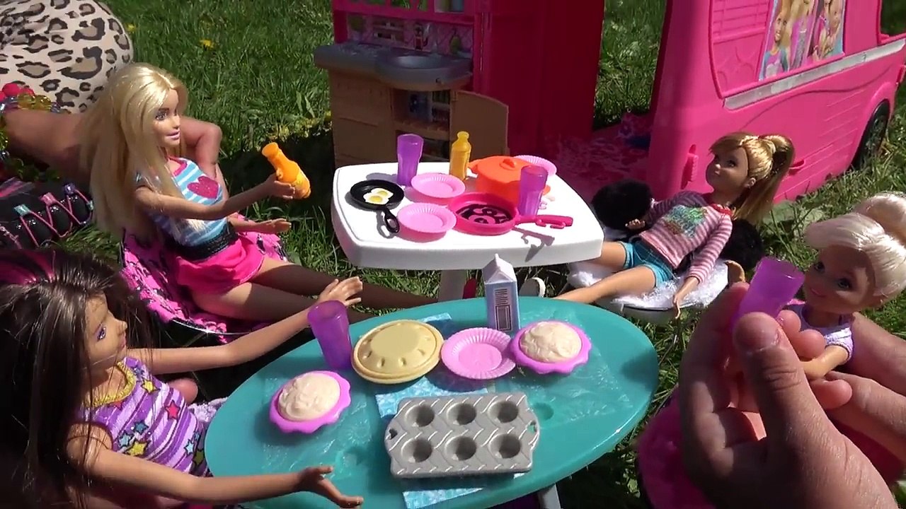 CAMPER - Ball & Pool Playing Picnic Eating Gymnastics with Barbie Chelsea Skipper Stacie RV