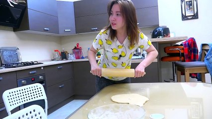 Вредные детки ГОТОВЯТ ПИЦЦУ Bad baby cooking pizza Видео для детей