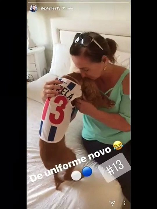 Alex Telles do FC Porto mostra a todos os adeptos a nova roupa da sua cadela