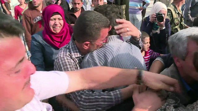 Llantos y gritos de alegría reciben a exrehenes del EI en Siria