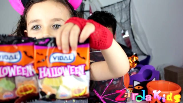 PROBANDO CHUCHES O GOLOSINAS DE HALLOWEEN - 2017 - Zarola kids